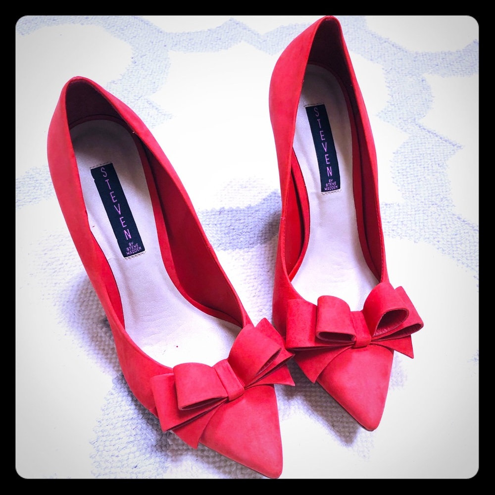 Coral suede STEVEN by Steve Madden pumps with bow